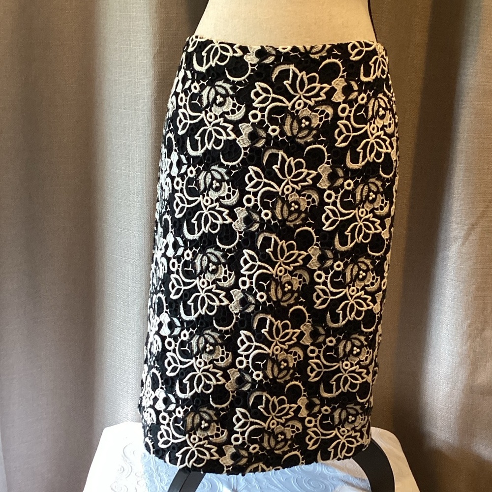 Talbots Black and White Floral Pencil Skirt, size 6.